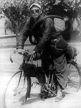 CheOnBike1950.jpg