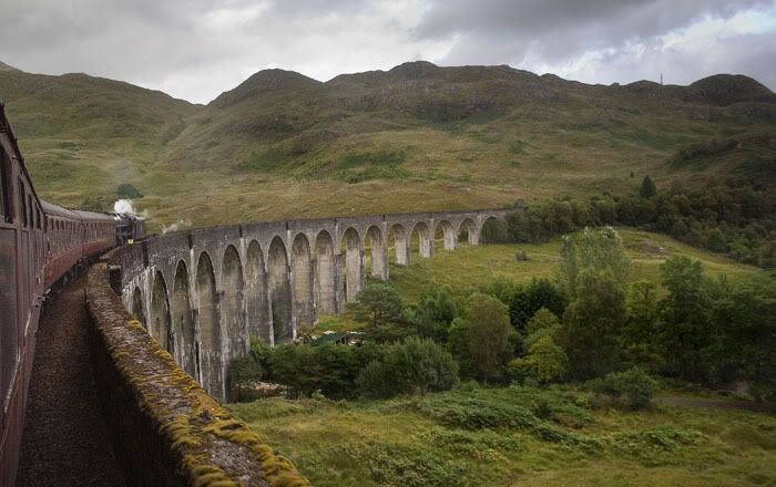 http://i77.photobucket.com/albums/j51/elfy32the2nd/GlenfinnanViaduct.jpg