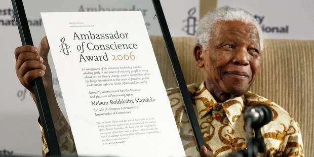 67835_Nelson_Mandela_receiving_the_Ambassador_of_Conscience_Award_20062_zps42644044.jpg