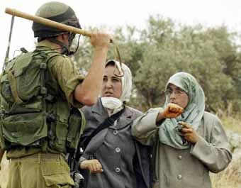 IsraelisoldierthreateningWomen_zps4a5c73b5.jpg