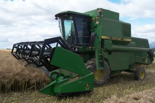 JD1177CombineHarvesteronOSRclosevie.jpg